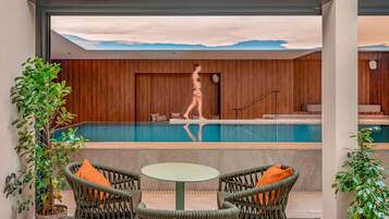 Piscina interna, funciona das 8h às 22h, espreguiçadeiras