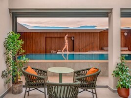 Una piscina techada, sillones reclinables de piscina