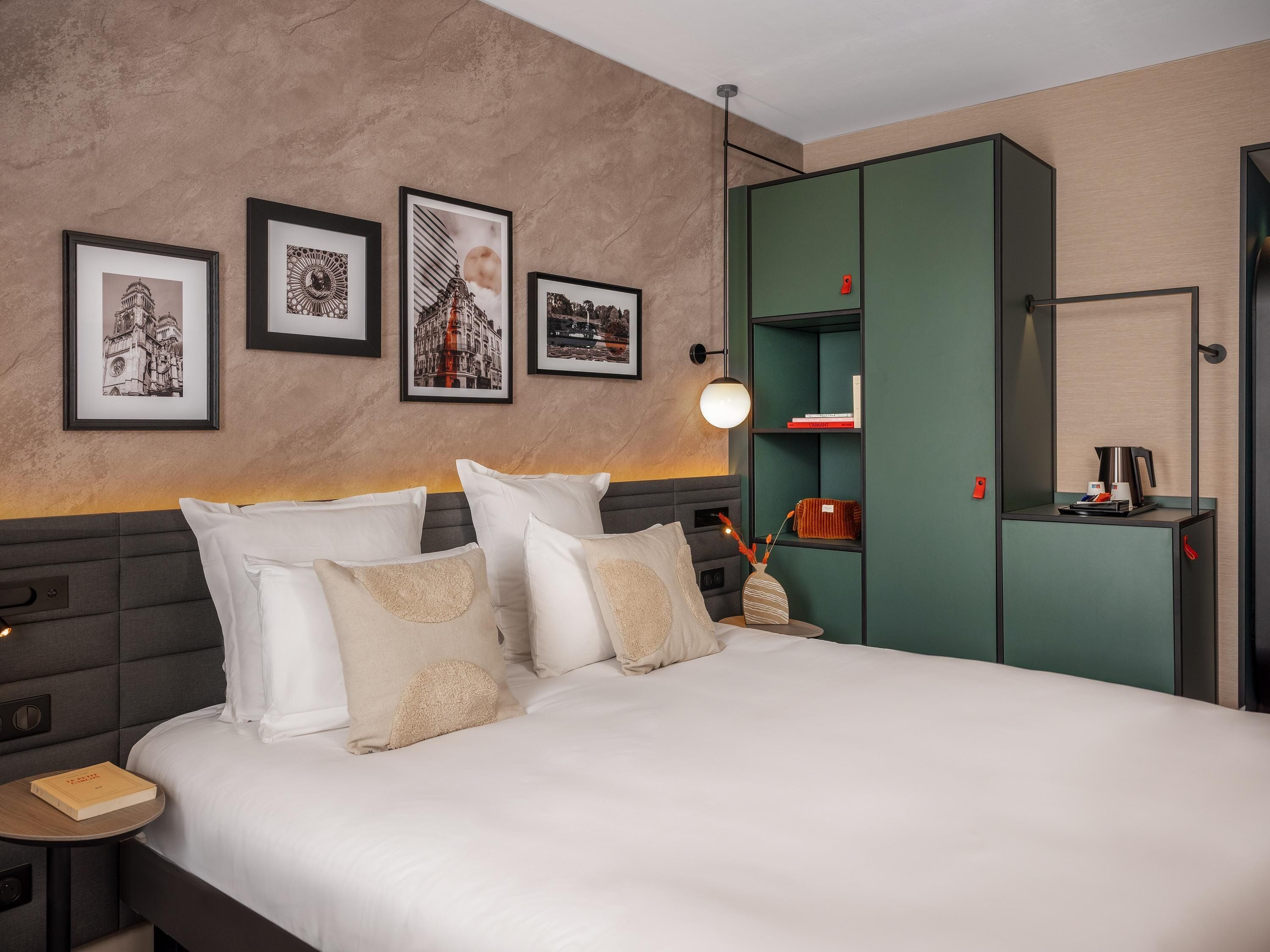 Minibar, caja de seguridad en la habitación y escritorio 