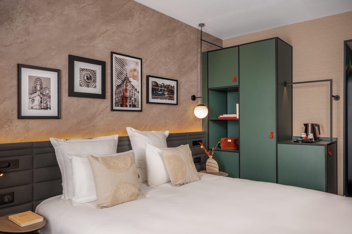 Minibar, Zimmersafe, Schreibtisch, Verdunkelungsvorhänge