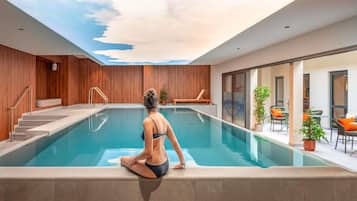 Piscine couverte, accÚs possible de 08 h 00 à 22 h 00, chaises longues