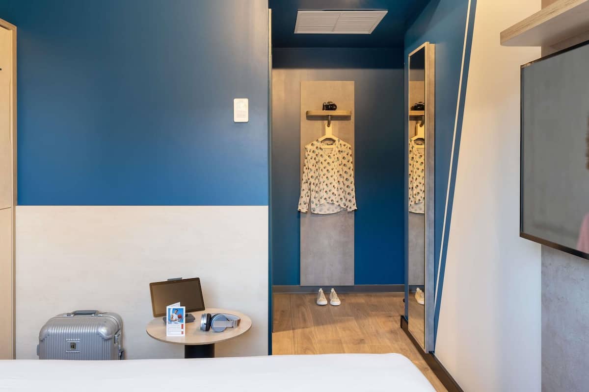 Standard Double Room | WiFi (free), bed sheets