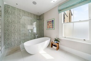 Shower, hair dryer, towels - Enjoy 4 floors of modern luxury nr River Thames (London)