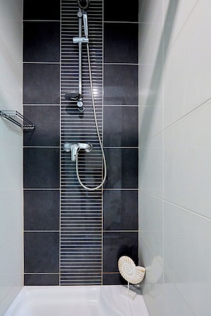 Dusche, Haartrockner, Handtücher