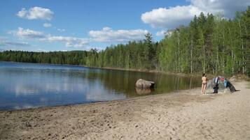 Beach nearby, sun-loungers, beach towels