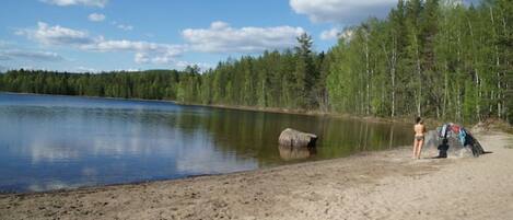 Perto da praia, espreguiçadeiras, toalhas de praia