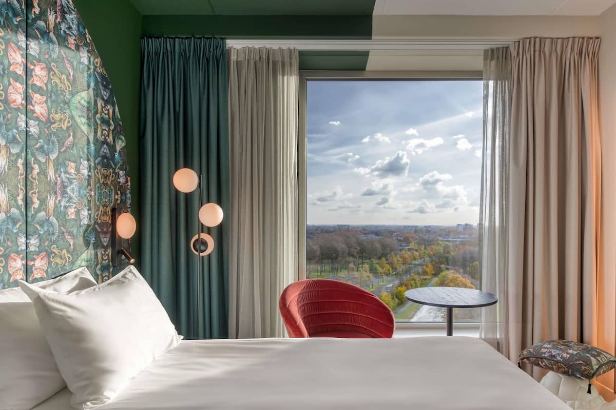 In-room safe, soundproofing, free WiFi, bed sheets