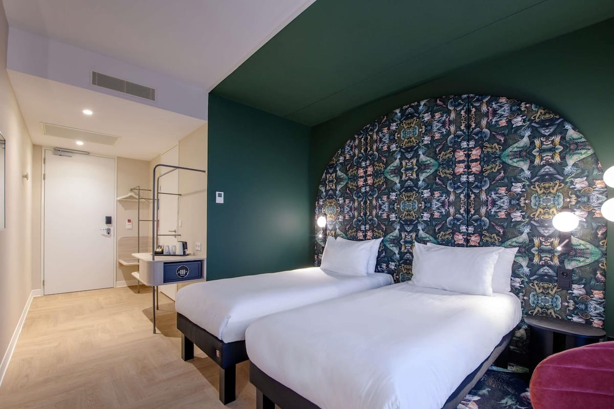 In-room safe, soundproofing, free WiFi, bed sheets