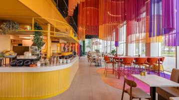 Café da manhã com buffet todos os dias mediante uma taxa