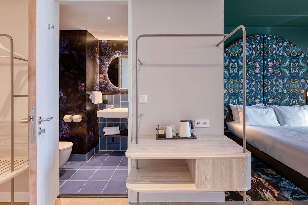 In-room safe, soundproofing, free WiFi, bed sheets