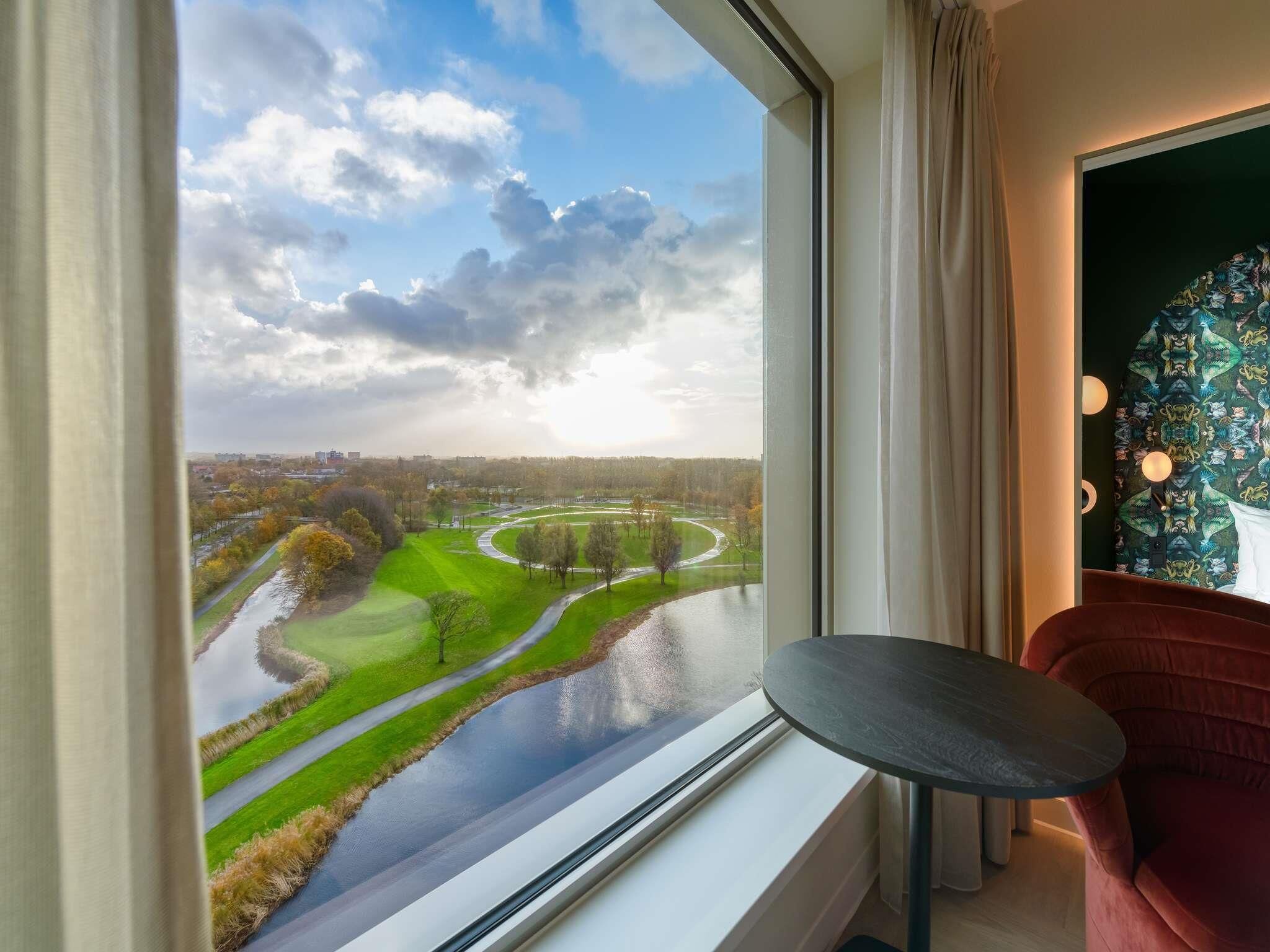 Kamer, 1 tweepersoonsbed, uitzicht op park | Een kluis op de kamer, geluiddichte muren, gratis wifi, beddengoed