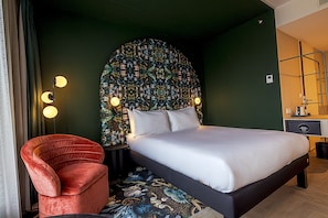 In-room safe, soundproofing, free WiFi, bed sheets