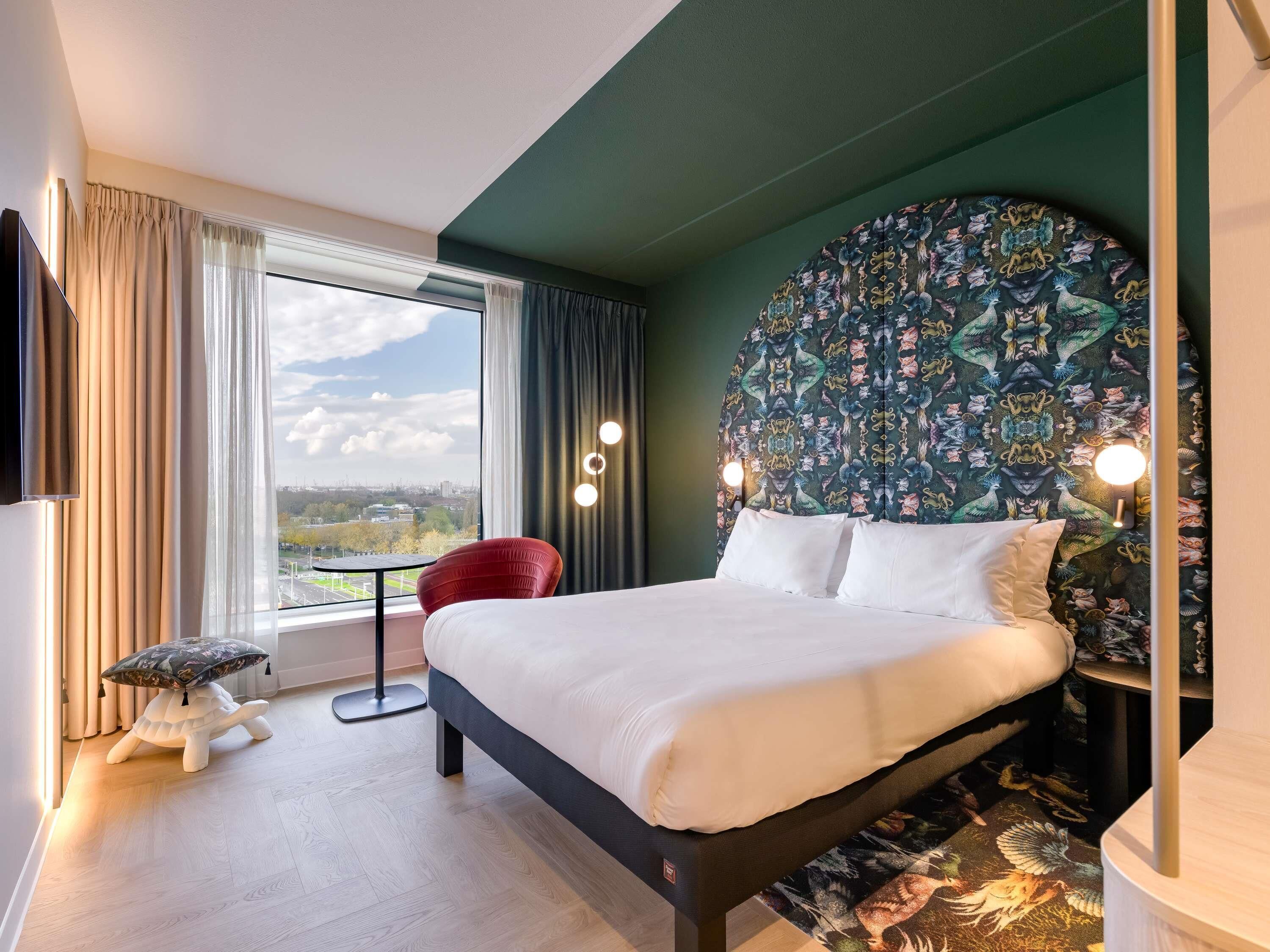 In-room safe, soundproofing, free WiFi, bed sheets