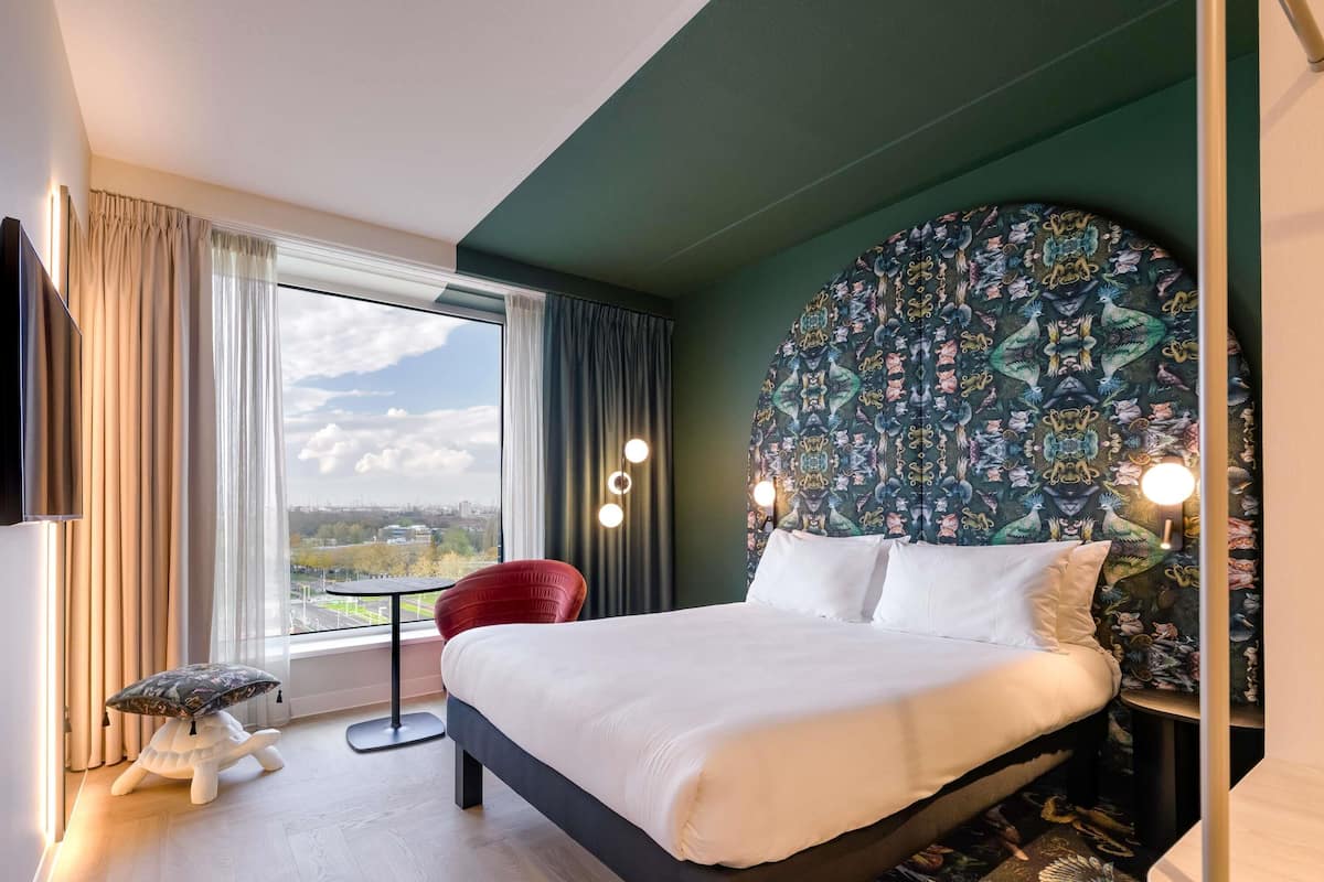 In-room safe, soundproofing, free WiFi, bed sheets