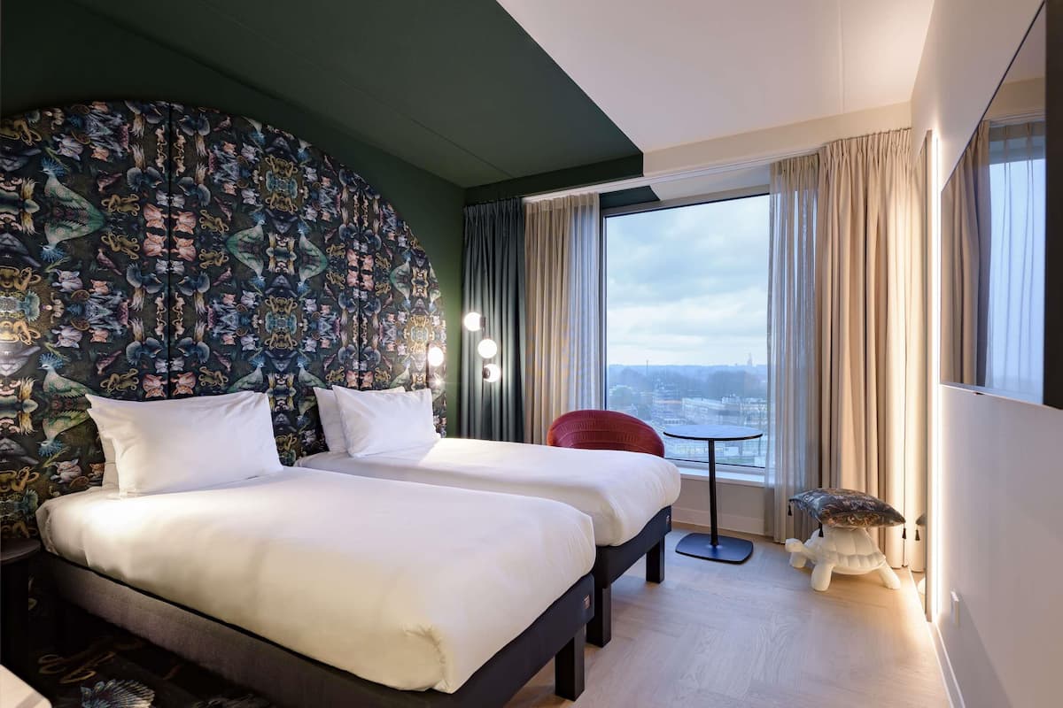 In-room safe, soundproofing, free WiFi, bed sheets