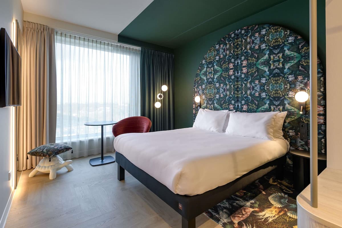 In-room safe, soundproofing, free WiFi, bed sheets