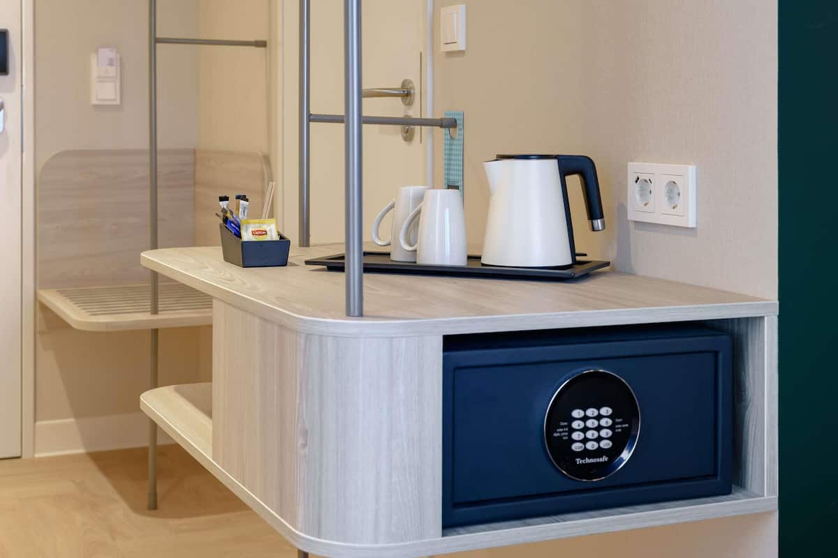 In-room safe, soundproofing, free WiFi, bed sheets