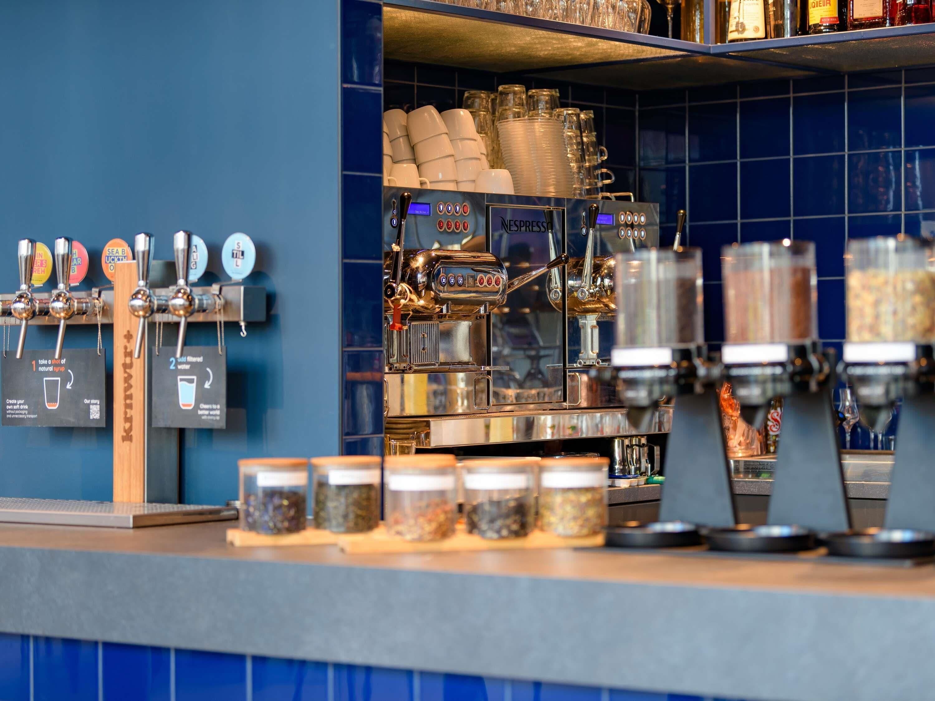 Máquina de café com diversas opções de preparo, variedade de grãos e seleção de opções para espumar o leite.