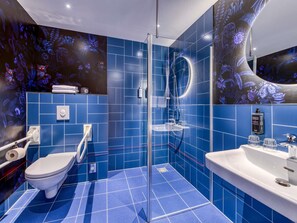 客房内保险箱、隔音、免费 WiFi、床单