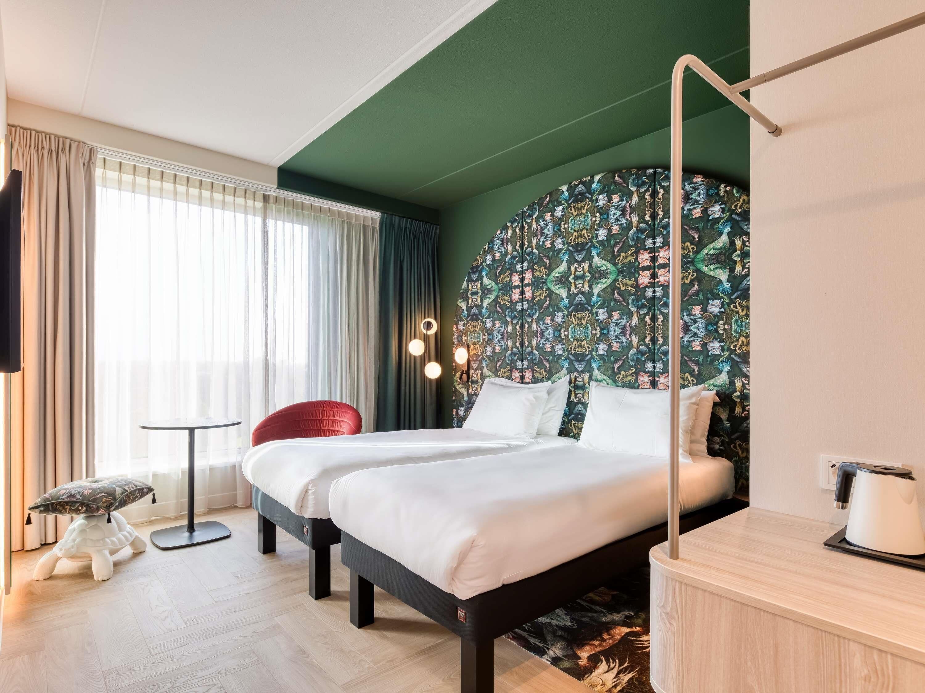 Kamer, 2 eenpersoonsbedden, uitzicht op park | Een kluis op de kamer, geluiddichte muren, gratis wifi, beddengoed