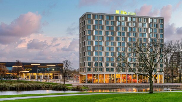 A modern hotel with a flat roof, large windows, and a visible sign for 'ibis Styles'. - Ibis Styles Rotterdam Ahoy (Rotterdam)