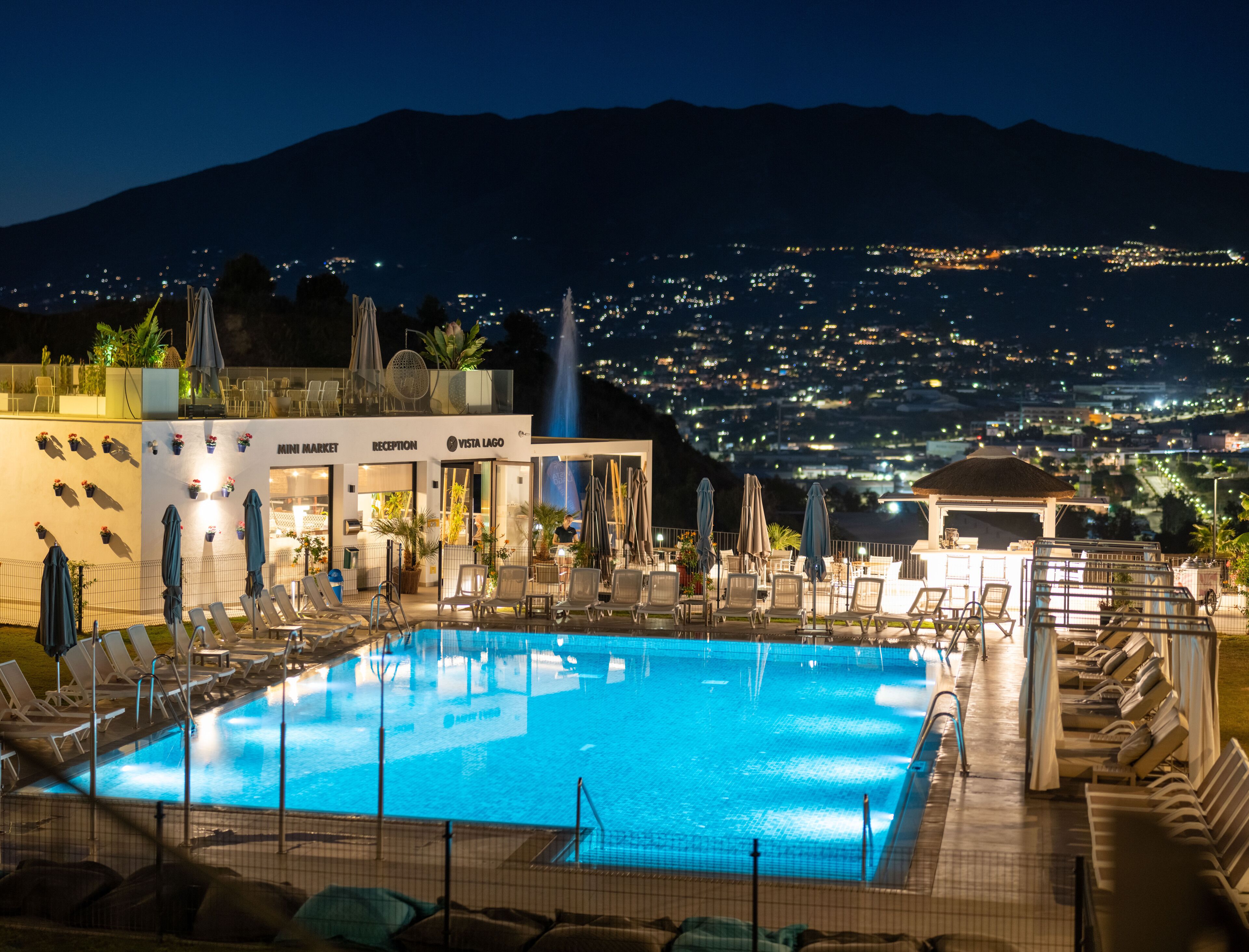 Piscina externa, piscina aquecida, funciona das 10h às 22h, guarda-sóis