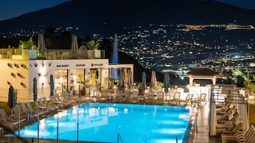 Piscina externa, piscina aquecida, funciona das 10h às 22h, guarda-sóis