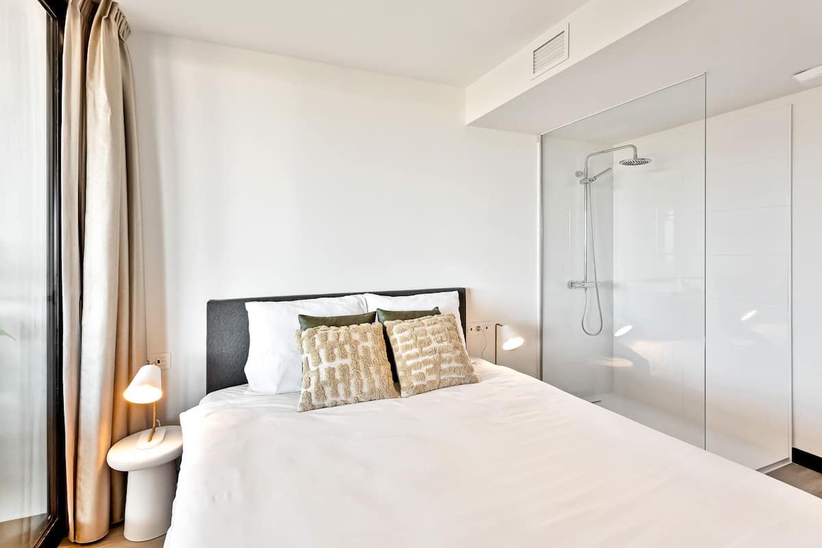 4 bedrooms, soundproofing, free WiFi, bed sheets