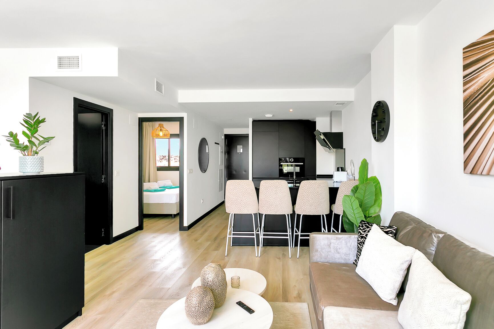 Eine moderne Wohnung mit Wohnzimmer, Essbereich und Küche.
