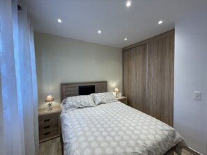 2 makuuhuonetta, silitysrauta/-lauta, Wi-Fi, vuodevaatteet