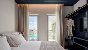 Une chambre d’hôtel équipée d’un lit, d’une télévision, d’un peignoir et offrant une vue sur une piscine et un espace de détente extérieur.