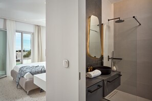 White Villa | Bathroom | Combined shower/bathtub, designer toiletries, hair dryer, slippers - Helius Villas (Paros)