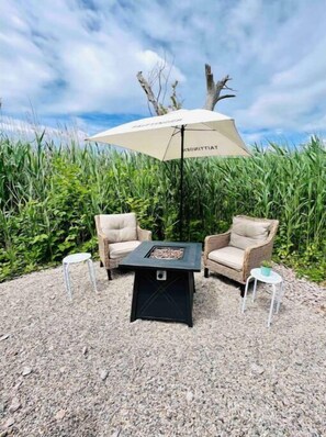 Terrace/patio - 🌾Welcoming Tiny Home! Downtown & Beachy☀️ (Guilford)