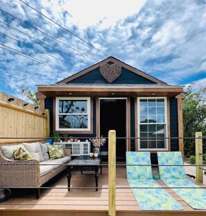 Terrace/patio - 🌾Welcoming Tiny Home! Downtown & Beachy☀️ (Guilford)