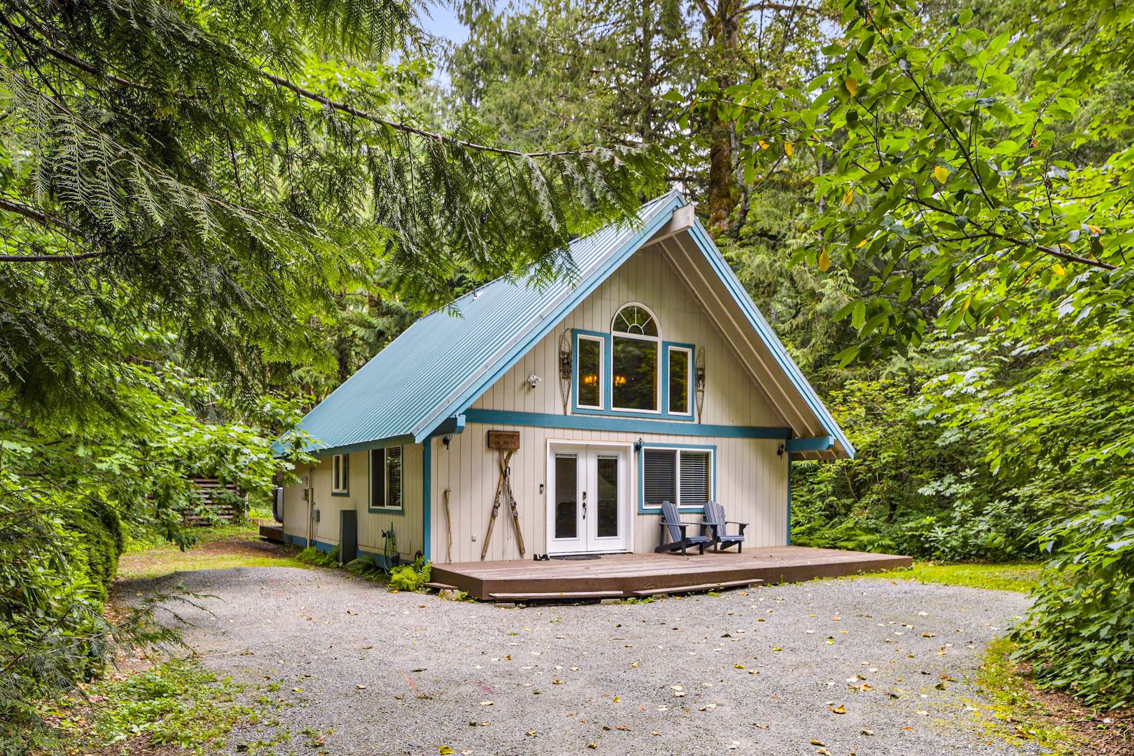 Charming cabin with hot tub, firepit, wood stove, & W/D - near Stevens Pass