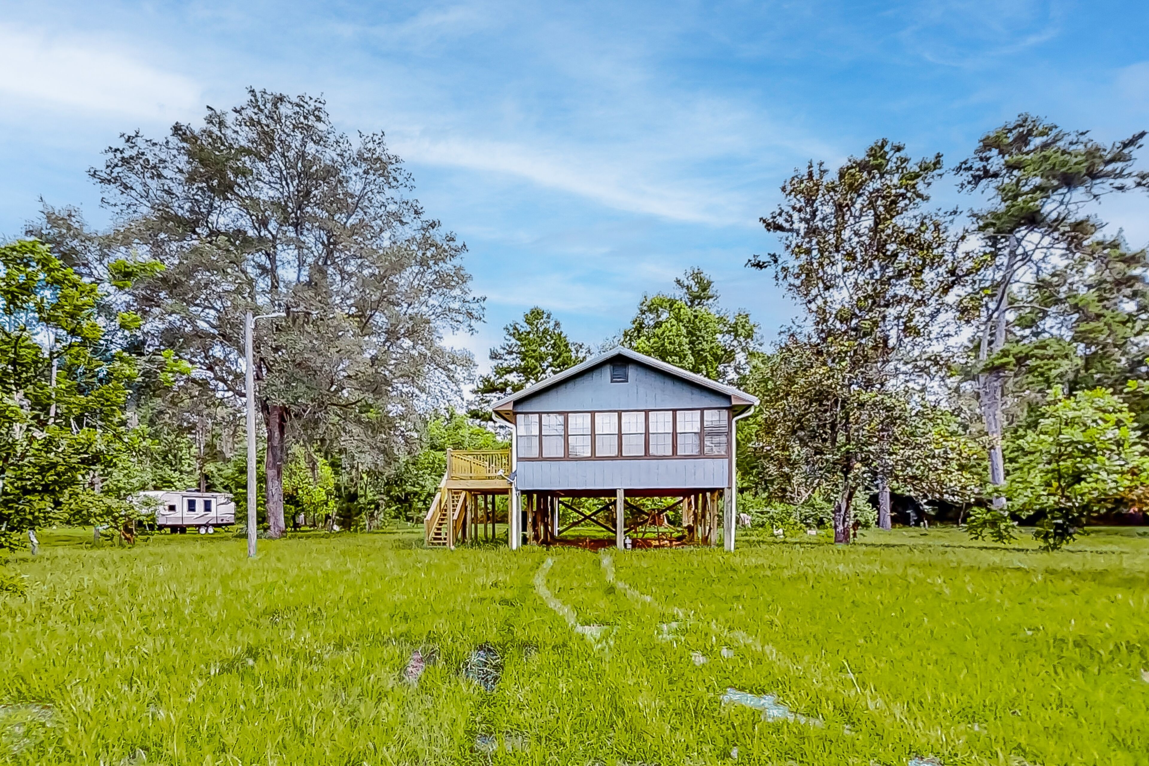 Amazing 2nd-floor home with screened porch, cornhole, grill, central AC, kitchen