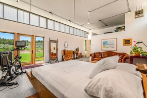 5 bedrooms, iron/ironing board, internet, bed sheets