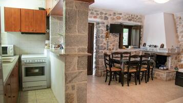 Kühlschrank, Mikrowelle, Ofen, Wasserkocher mit Kaffee-/Teezubehör