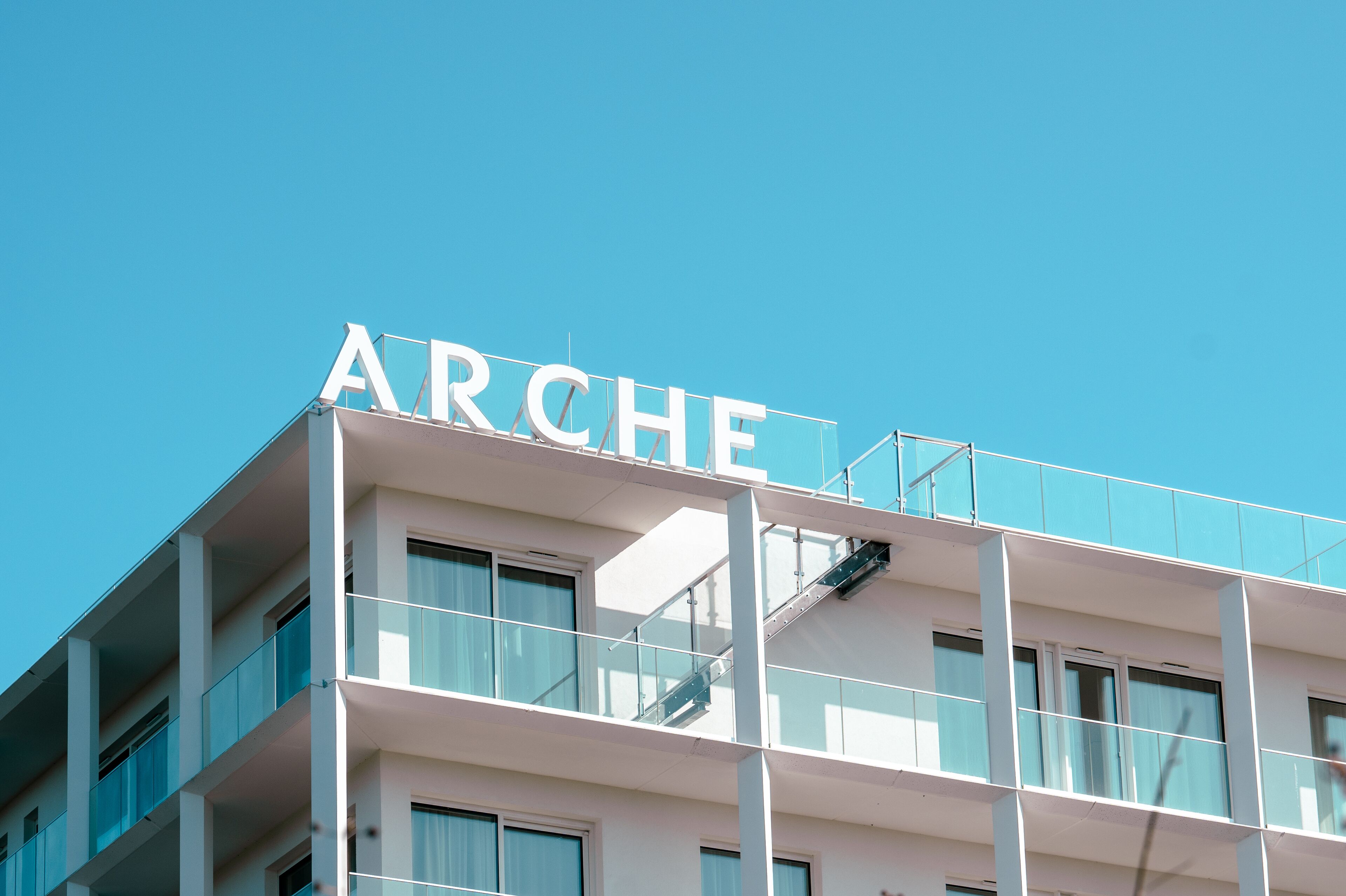 Un edificio con il cartello 
