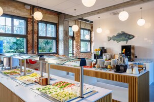 Daily buffet breakfast (PLN 70.00 per person)