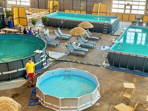 Una piscina al aire libre de temporada