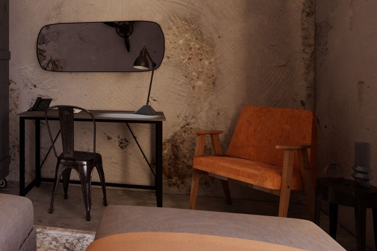 Een kamer met een bureau, stoel en een grote spiegel aan de muur.