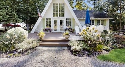 Dog-friendly A-frame home near beaches & downtown with firepit, deck, badminton