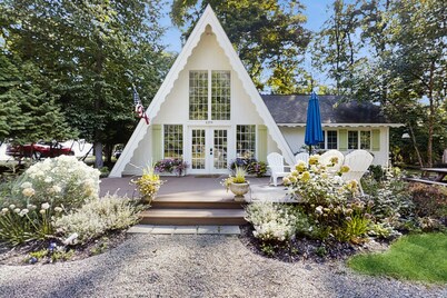 Dog-friendly A-frame home near beaches & downtown with firepit, deck, badminton