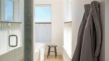 Designertoalettartikler, hårføner, badekåper og håndklær