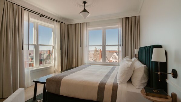 غرفة بانوراما | ملاءات للفراش لا تسبب الحساسية وخزنة داخل الغرفة وستائر تعتيم