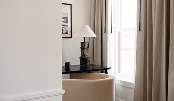 Business Room | Hypo-allergenic bedding, in-room safe, blackout drapes, soundproofing