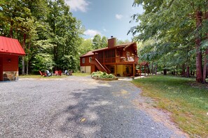 Exterior - Spacious forest retreat with grill, firepit, game room, & jacuzzi tub - dogs ok (Swanton)