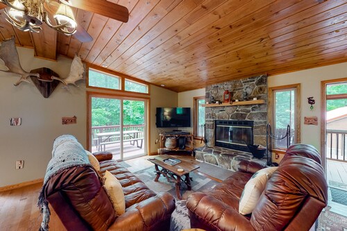 Spacious forest retreat with grill, firepit, game room, & jacuzzi tub - dogs ok