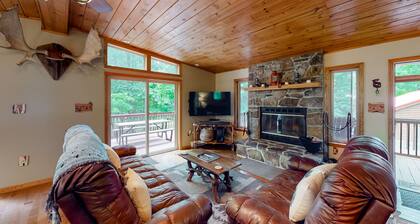 Spacious forest retreat with grill, firepit, game room, & jacuzzi tub - dogs ok